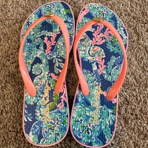 Gently used Lilly Pulitzer pool flip flop 5/6